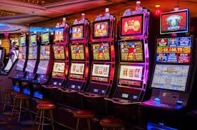 Pengguna berinteraksi dengan dealer live casino melalui fitur obrolan di layar ponsel